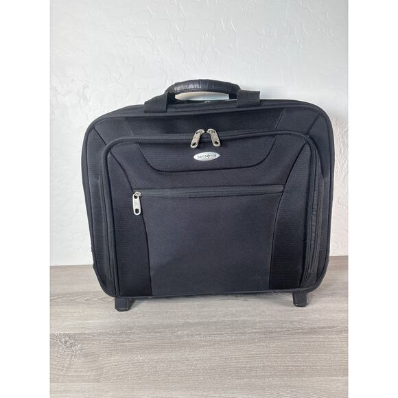 Samsonite Heritage Wheeled Business Carrying Carry-On Bag
Case for 17" Laptop - Picture 2 of 9
